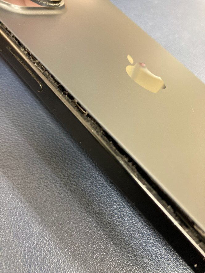 豊川市でiPhone15バッテリー交換】バッテリー膨張で背面が浮いた